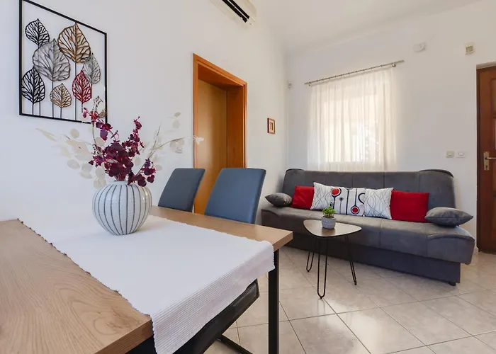 Villa Livia With Three Nice Apartments, Swimming Pool, Childrens Playground, Barbecue And Free Parking