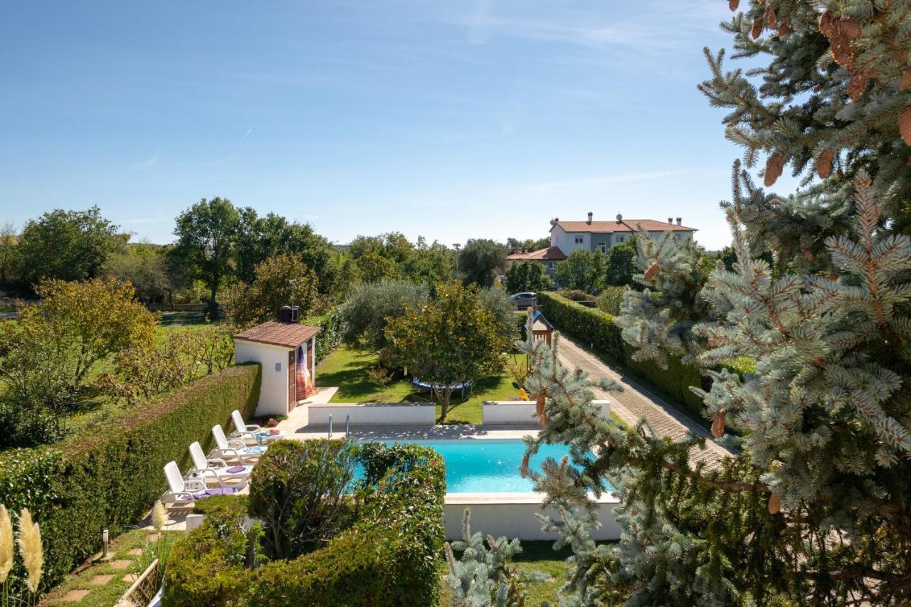 Livia: Family-friendly Retreat With Pool And Playground * Liznjan