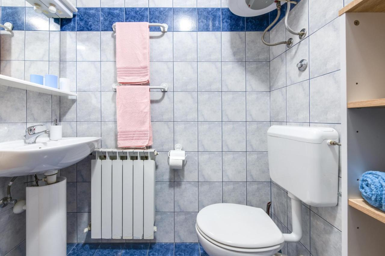 Livia: Family-friendly Retreat With Pool And Playground Apartman *