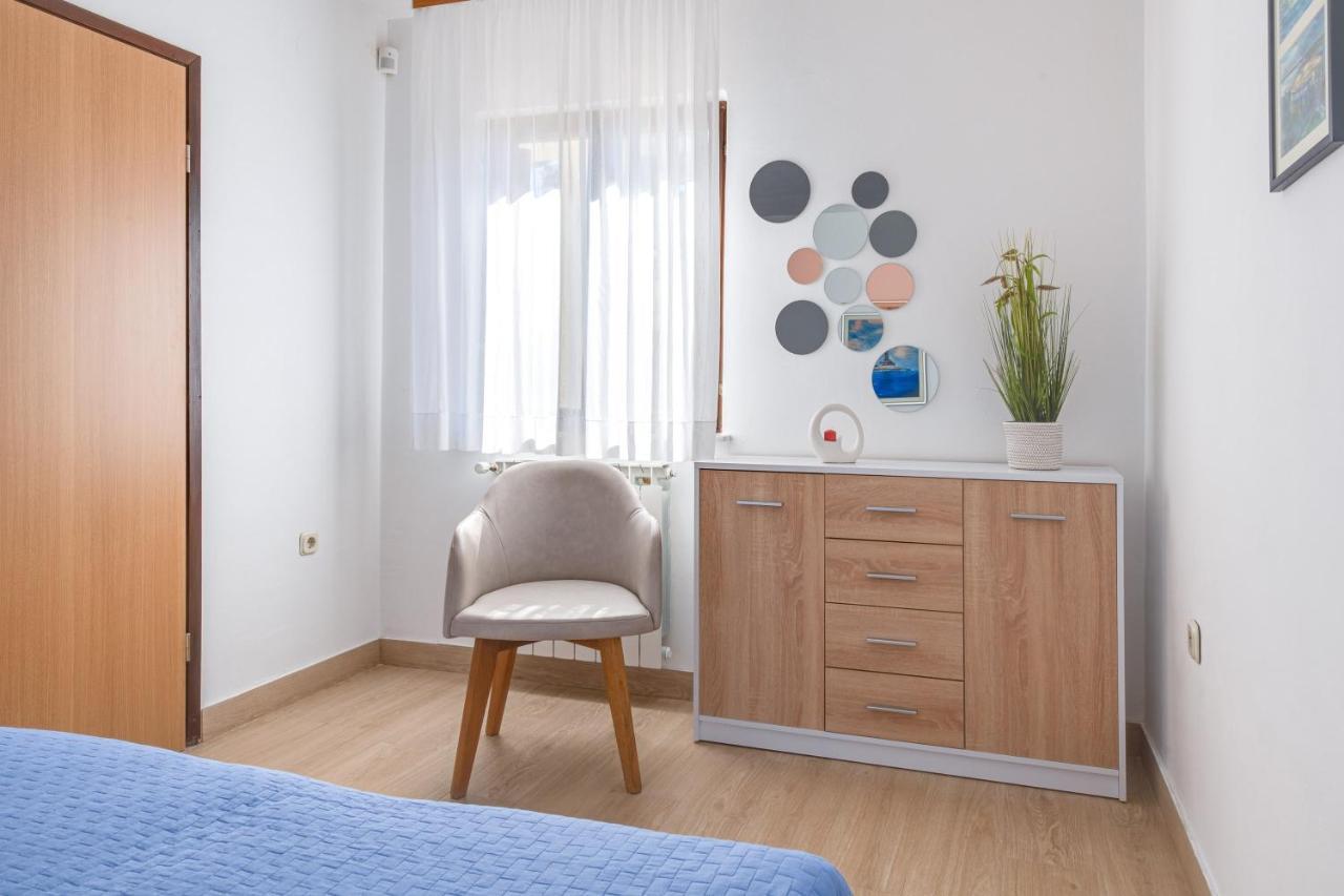 Livia: Family-friendly Retreat With Pool And Playground Liznjan