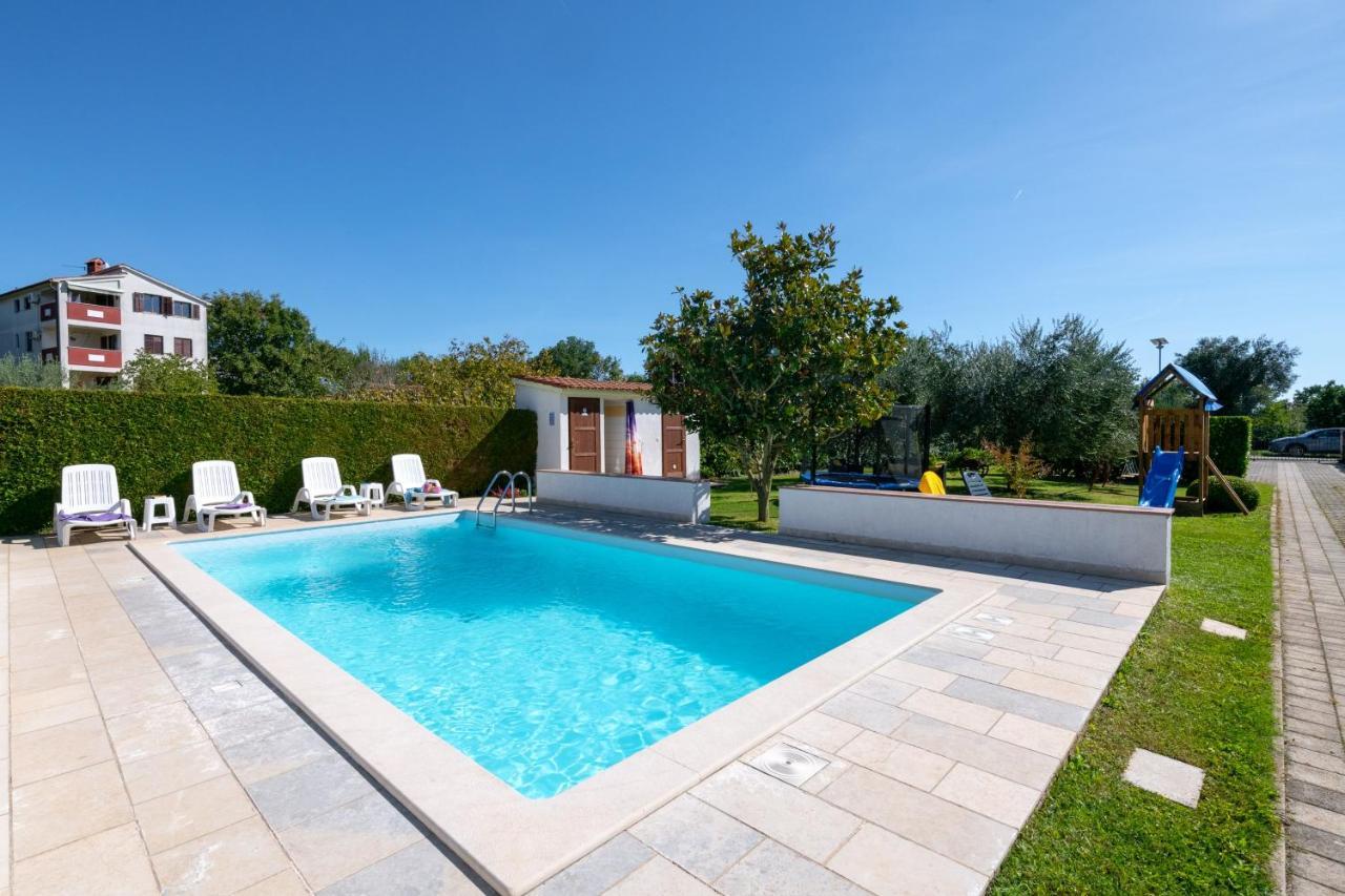 Livia: Family-friendly Retreat With Pool And Playground Apartman Liznjan