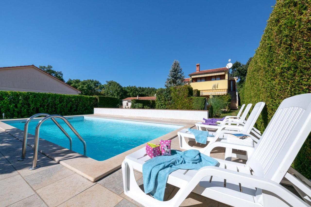Livia: Family-friendly Retreat With Pool And Playground * Liznjan