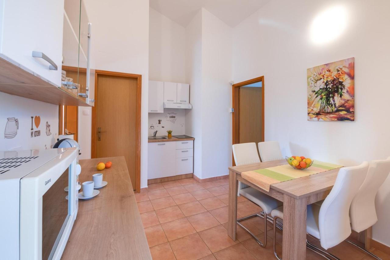 Livia: Family-friendly Retreat With Pool And Playground Apartman