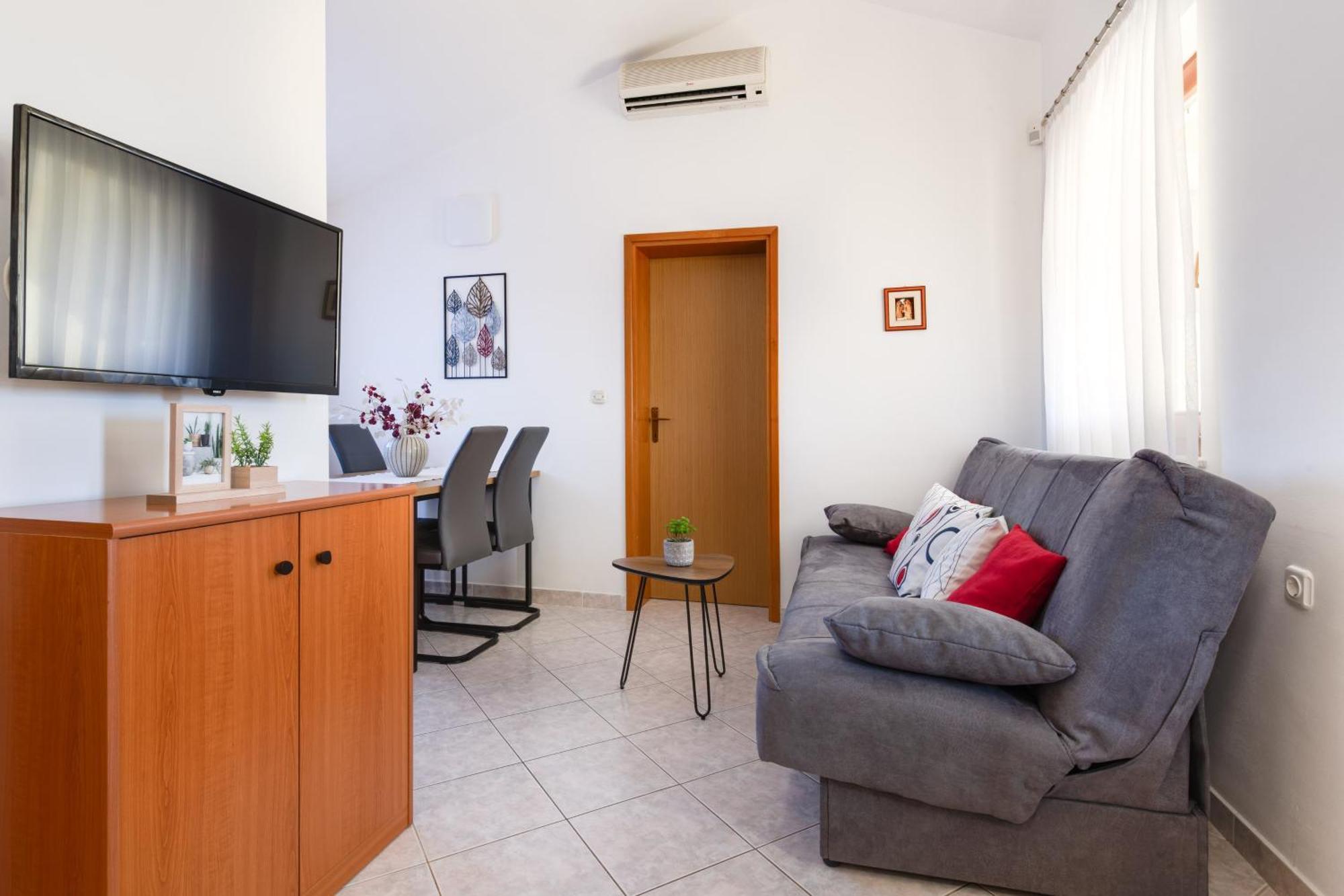 Apartman Livia: Family-friendly Retreat With Pool And Playground