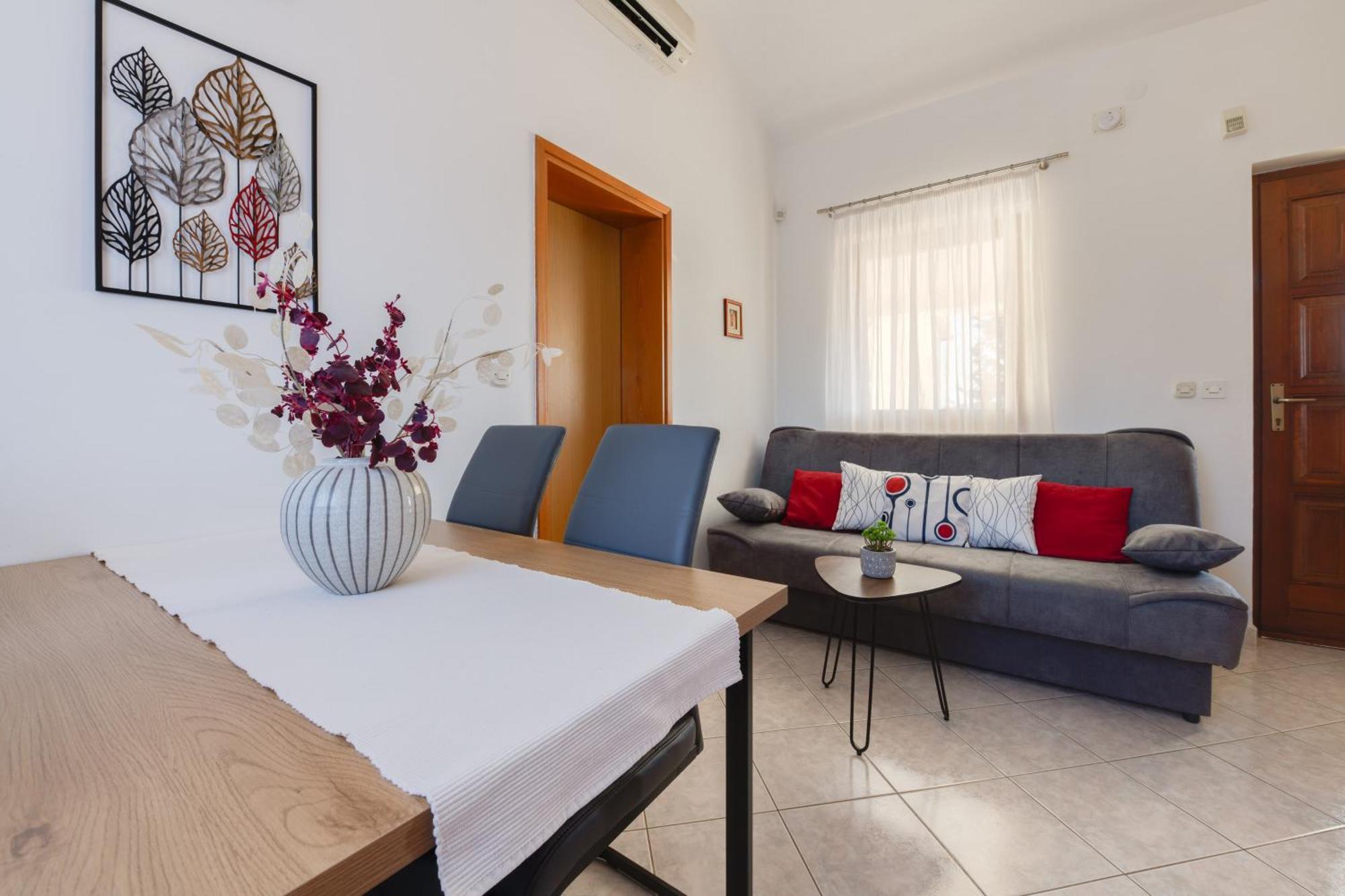Apartman Livia: Family-friendly Retreat With Pool And Playground *