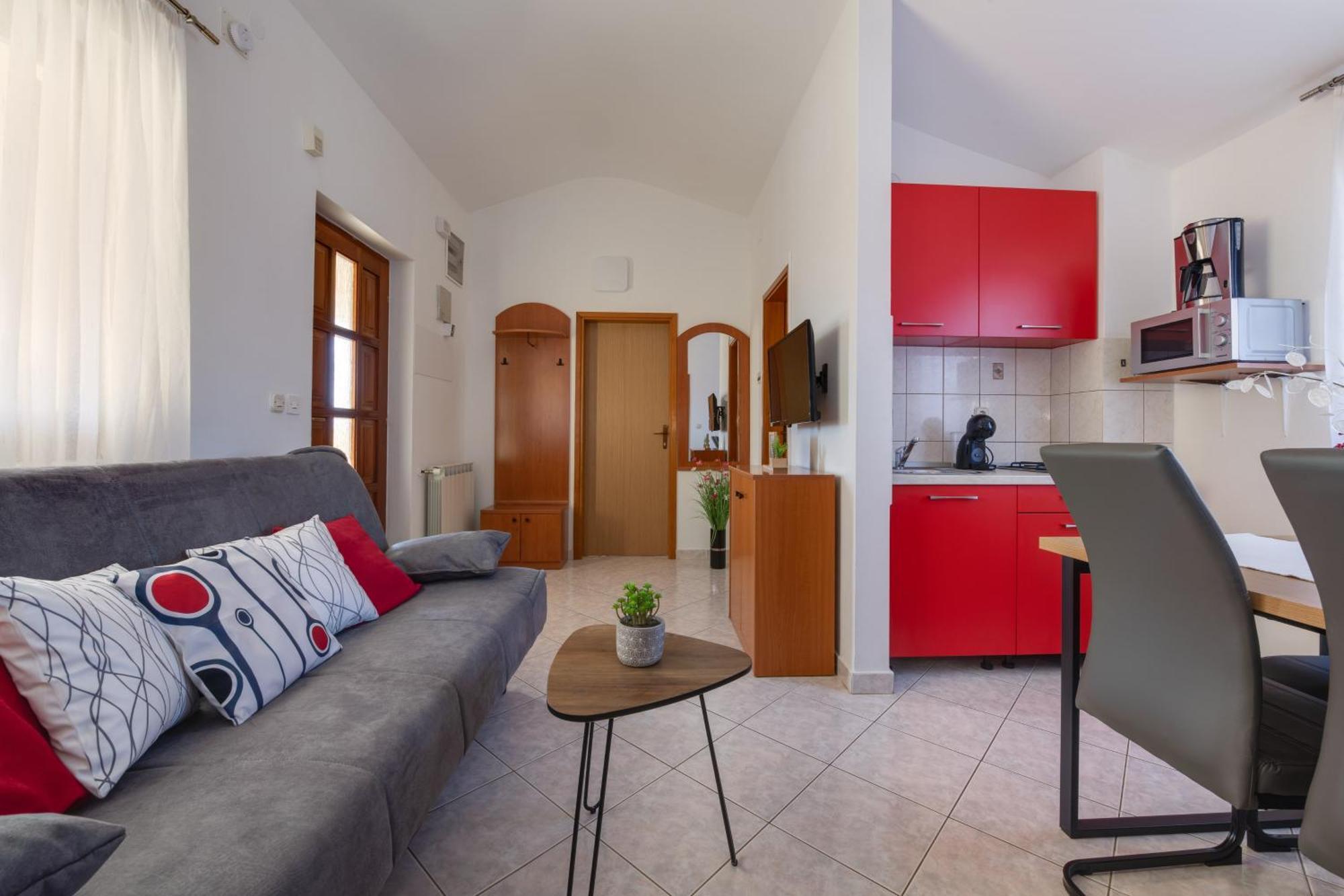 Livia: Family-friendly Retreat With Pool And Playground Apartman