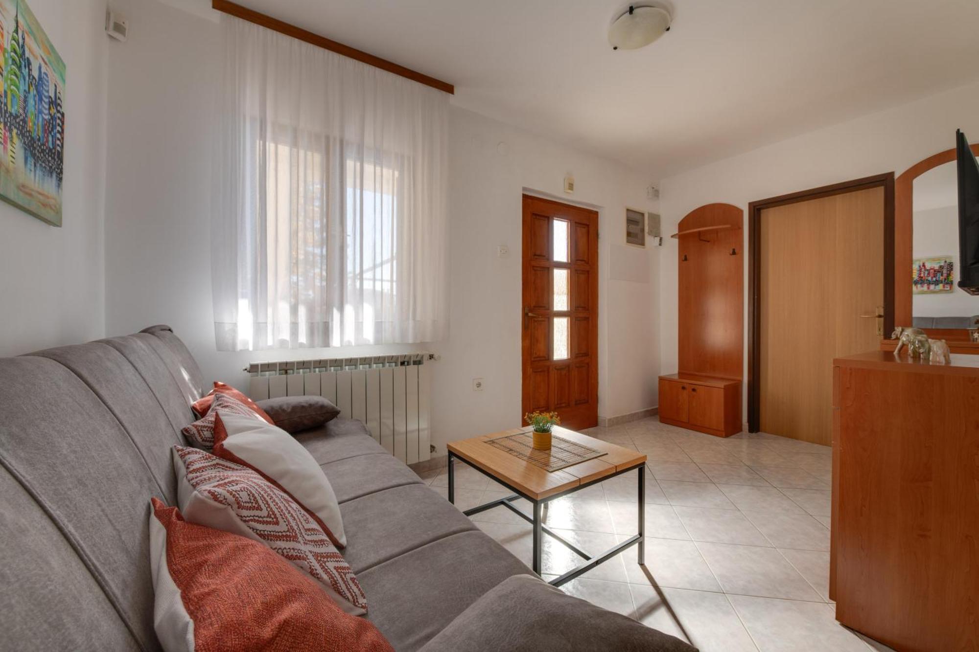 Apartman Livia: Family-friendly Retreat With Pool And Playground Liznjan