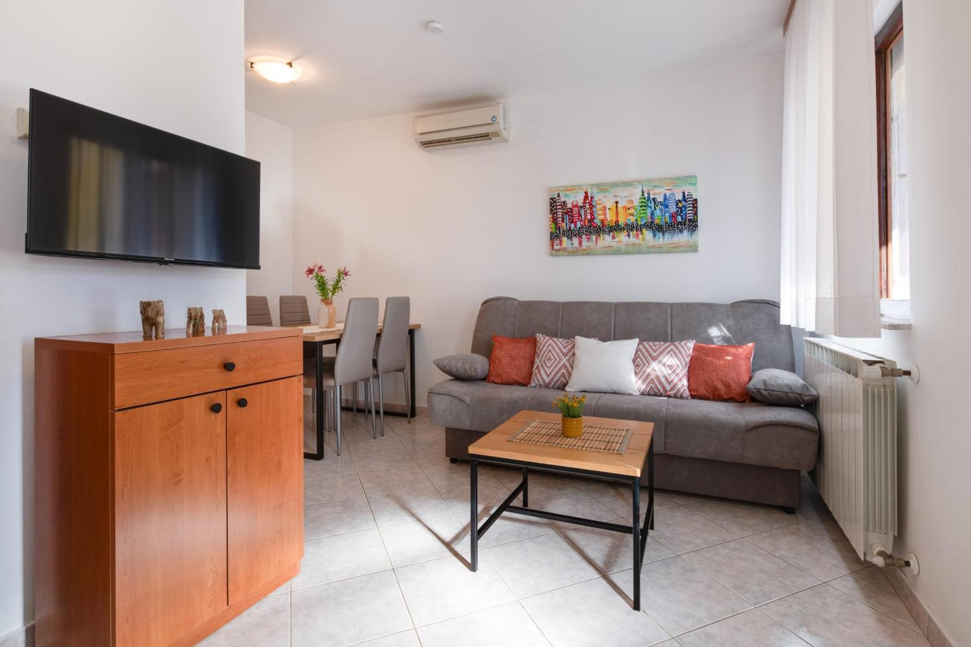 Livia: Family-friendly Retreat With Pool And Playground Apartman