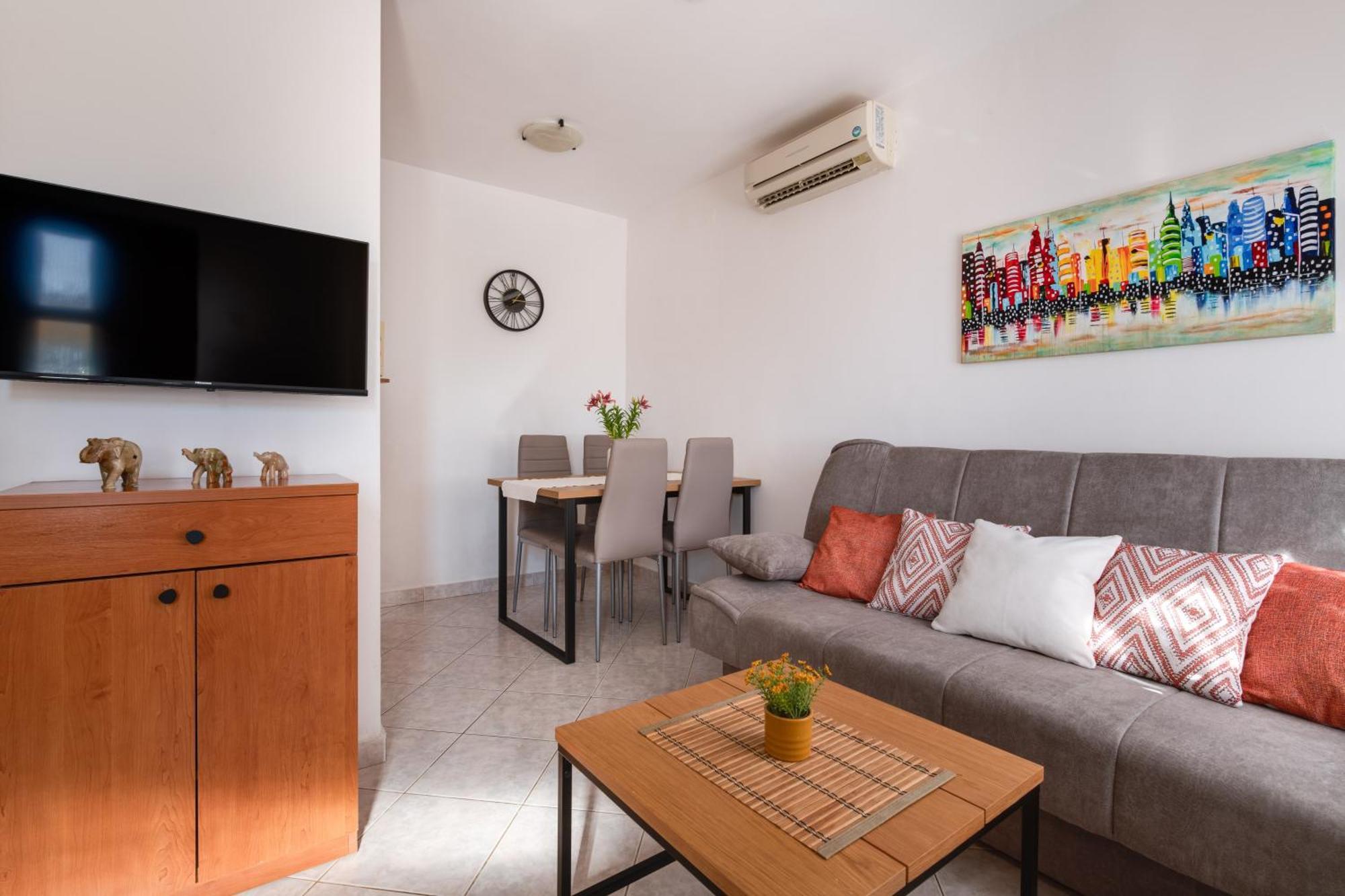 Livia: Family-friendly Retreat With Pool And Playground Liznjan